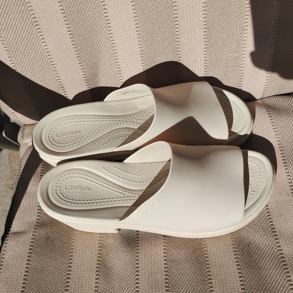 Crocs  Womens BROOKLYN SLIDE HEEL 209408 SZ:10 NEW CLEAN WELL MAINTIAN CHRISTMAS - Picture 9 of 11